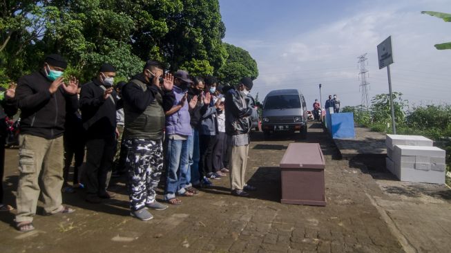 Warga melaksanakan shalat jenazah di pemakaman khusus COVID-19 di Cipageran, Cimahi, Jawa Barat, Rabu (30/6/2021). ANTARA FOTO/Novrian Arbi