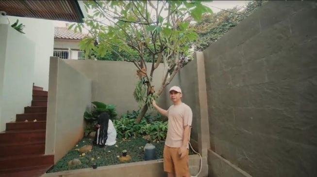 Potret rumah Raditya Dika. [YouTube/Raditya Dika]