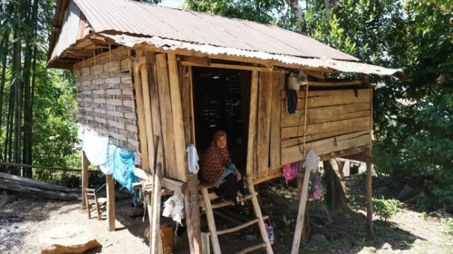 Rumah Hancur Akibat Longsor, Guru Ngaji Tinggal di Gubuk Tanpa Kamar Mandi