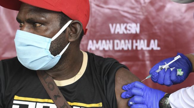 Warga menerima suntikan vaksin COVID-19 dosis pertama di Agats, Asmat, Papua, Kamis (1/7/2021). [ANTARA FOTO/Puspa Perwitasari]