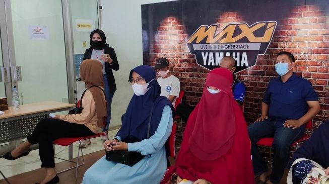 Vaksinasi di Sentral Yamaha Bengkulu memperingati Hari Bhayangkara ke-75 dihadiri penerima vaksin warga sekitar, mencapai 500 orang [Yamaha].