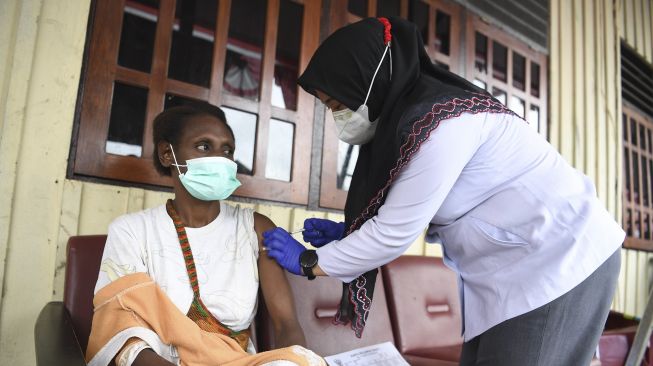 Petugas kesehatan menyuntikkan vaksin COVID-19 kepada warga di Agats, Asmat, Papua, Kamis (1/7/2021). [ANTARA FOTO/Puspa Perwitasari]