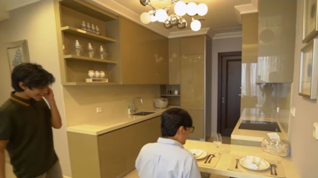 Dapur apartemen anak Andre Taulany (Youtube.com)