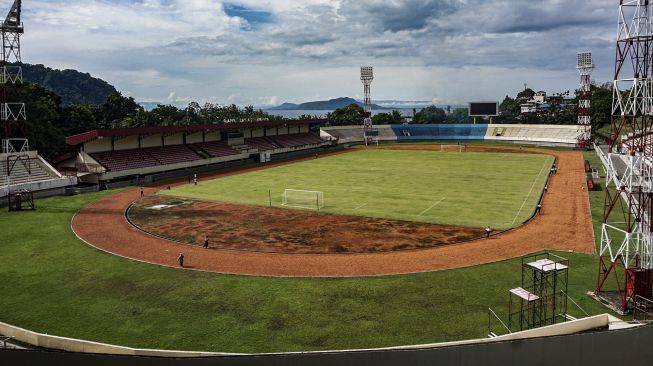 Kondisi Stadion Mandala Jayapura yang akan digunakan sebagai venue cabang olahraga (cabor) sepakbola PON XX, Kota Jayapura, Papua, Jumat (2/7/2021). [ANTARA FOTO/Indrayadi TH]