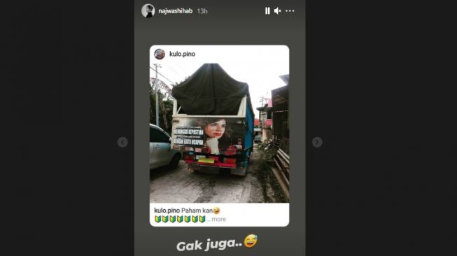 Potret Najwa Shihab di bak truk. [Instagram/najwashihab]