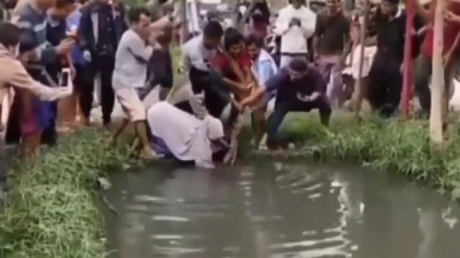 Viral Video Emak-emak Enggak Ada Takutnya Terdepan Tangkap Ular Segede Paha