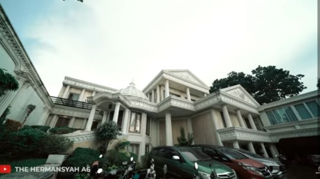 Potret rumah Ashanty sebelum direnovasi. (YouTube/The Hermansyah A6)