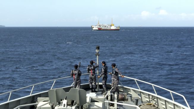 Prajurit TNI AL berada di haluan KRI Rigel-933 dalam pencarian korban KMP Yunicee yang tenggelam di Selat Bali, Jawa Timur, Jumat (2/7/2021). [ANTARA FOTO/Budi Candra Setya]