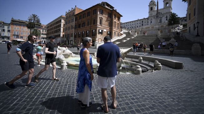 Sejumlah warga yang tidak mengenakan masker pelindung berdiri di dekat Spanish Steps di Roma, pada (28/6/2021). [Filippo MONTEFORTE / AFP]