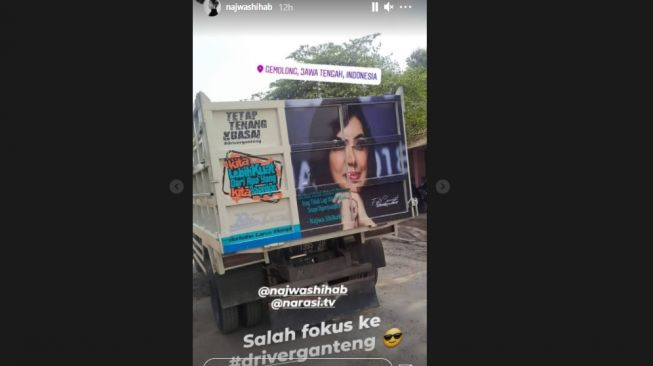 Potret Najwa Shihab di bak truk. [Instagram/najwashihab]