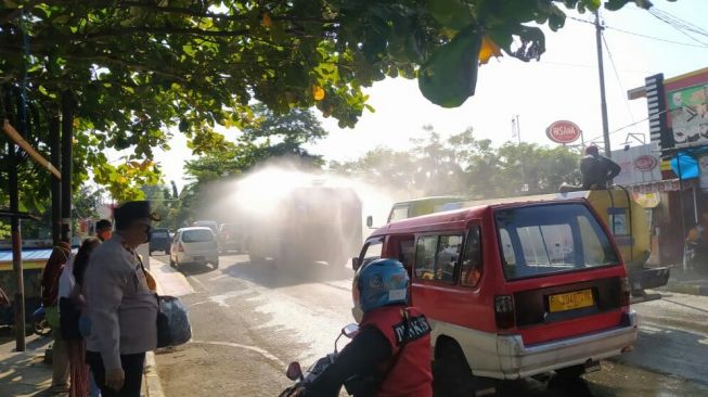 Jelang PPKM Darutan,Pemkab Cianjur Lakukan Penyemprotan Disinfektan di Sejumlah Titik