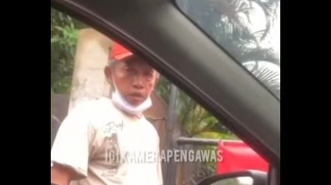 Viral! Pungli Buka Portal Lockdown dengan Dalih Uang Rokok di Jakarta Barat