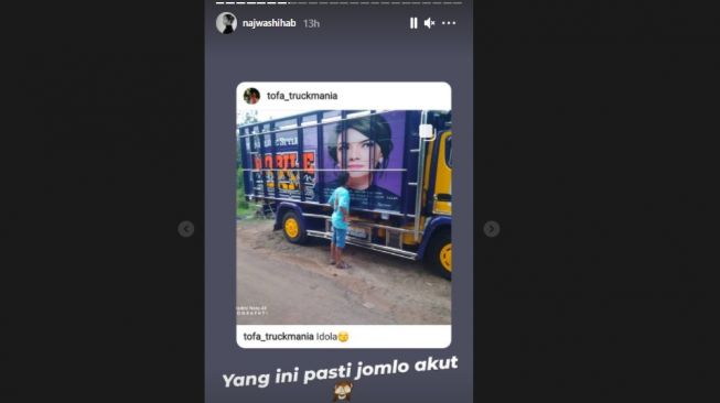 Potret Najwa Shihab di bak truk. [Instagram/najwashihab]