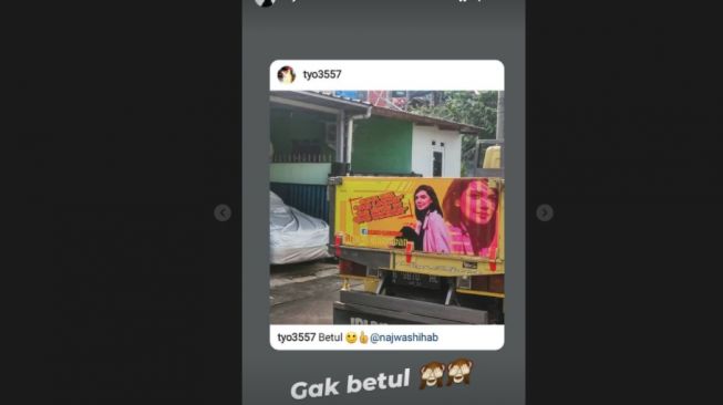 Potret Najwa Shihab di bak truk. [Instagram/najwashihab]