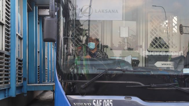 Bus Transjakarta menunggu penumpang saat jam pulang kerja di kawasan Kampung Rambutan, Jakarta Timur, Jumat (2/7/2021). [Suara.com/Alfian Winanto]