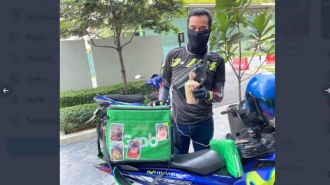 Driver Ojol Pasang Foto Keluarga di Motor, Alasannya Bikin Publik Terenyuh