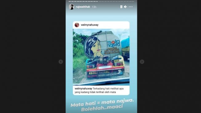 Potret Najwa Shihab di bak truk. [Instagram/najwashihab]