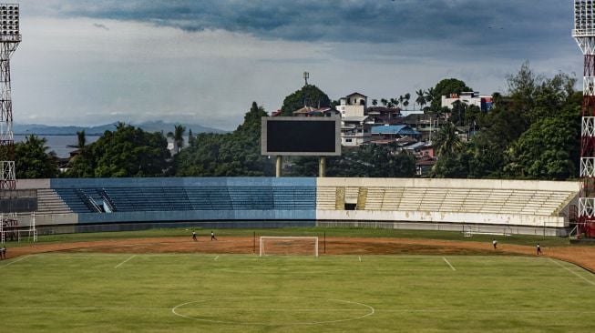 Kondisi Stadion Mandala Jayapura yang akan digunakan sebagai venue cabang olahraga (cabor) sepakbola PON XX, Kota Jayapura, Papua, Jumat (2/7/2021). [ANTARA FOTO/Indrayadi TH]