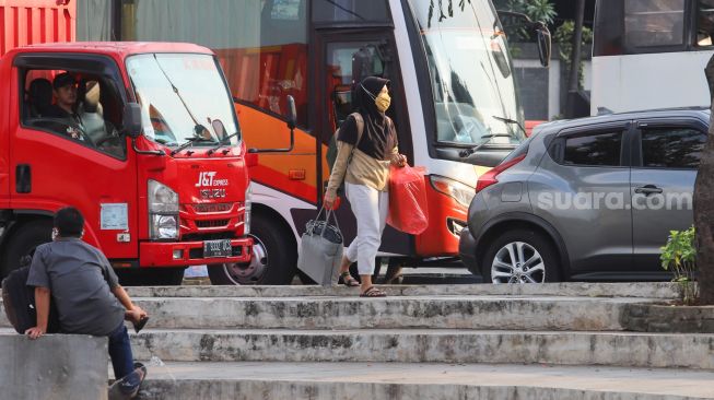 Warga beraktivitas saat jam pulang kerja di kawasan Kampung Rambutan, Jakarta Timur, Jumat (2/7/2021). [Suara.com/Alfian Winanto]