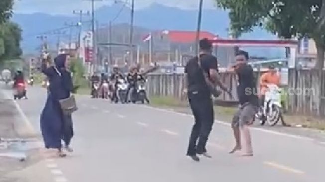 Viral Emak-emak Gak Takut Pisahkan Perkelahian Dua Pria Dengan Senjata Tajam