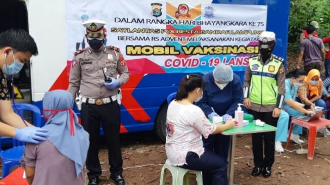 Hari Bhayangkara ke-75, Bus Vaksinasi Covid-19 Polresta Bandarlampung Keliling