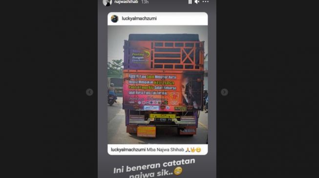 Potret Najwa Shihab di bak truk. [Instagram/najwashihab]