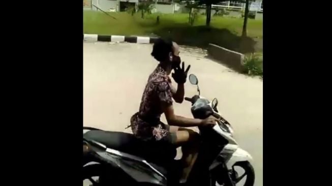 Viral Pria Atraksi Menari di Atas Motor, Publik: Efek Gagal Vaksin Nih!