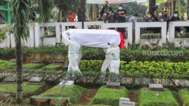 Jenazah Wakil Ketua Dewan Pembina Partai Gerindra, Rachmawati Soekarnoputri dibawa untuk dimakamkan di TPU Karet Bivak, Jakarta Pusat, Sabtu (3/7/2021). [Suara.com/Alfian Winanto]