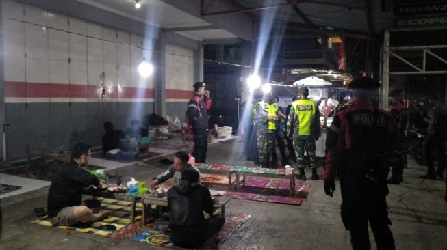 Hari Pertama PPKM Darurat di Cianjur, Masih Banyak Warga Berkerumun