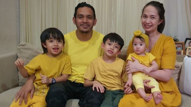 Verlita Evelyn bersama suami, Ivan Saba dan ketiga anaknya. [Instagram]