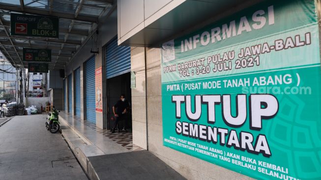 Spanduk berisi informasi penutupan pasar selama PPKM Darurat di Pasar Tanah Abang, Jakarta Pusat, Sabtu (3/7/2021). [Suara.com/Alfian Winanto]