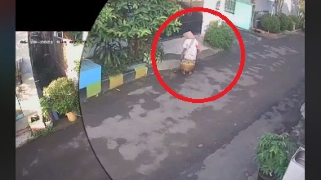 Haru! Pantau CCTV Depan Rumah saat Pergi, Ibu Nangis Lihat Penjual Pisang Setia Menunggu