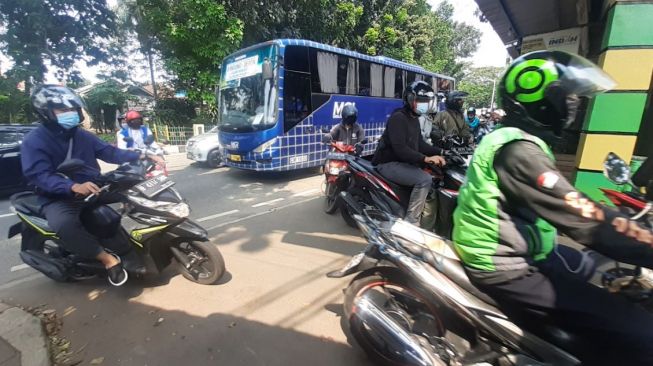 Penyekatan PPKM Darurat di Lenteng Agung, Pengemudi Ojol: Harusnya di Perbatasan Depok