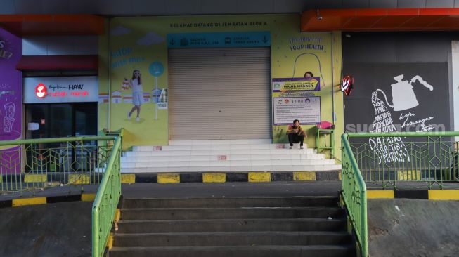 Suasana sepi di Blok A Pasar Tanah Abang, Jakarta Pusat, Sabtu (3/7/2021). [Suara.com/Alfian Winanto]