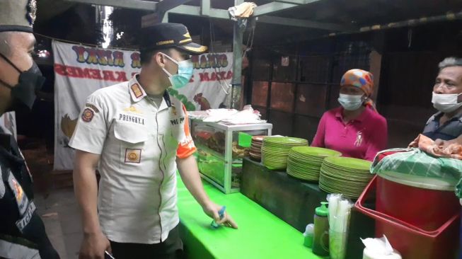 Tindak Pedagang Kaki Lima di Tebet, Satpol PP Adu Mulut dengan Pedagang Pecel Lele