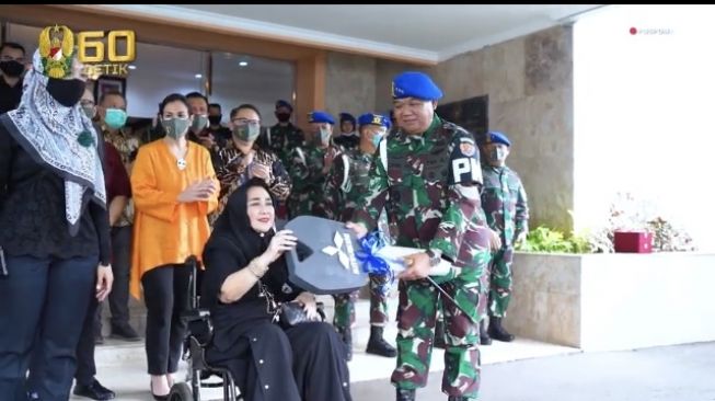 Penyerahan simbolis kunci Mitsubishi Pajero Sport dari Rachmawati Soekarnoputri kepada Letjen TNI Dodik Wijanarko [Instagram @persitkckpusat].