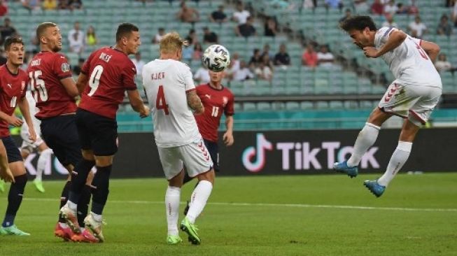 Gelandang Denmark Thomas Delaney (kanan) menyundul bola dan mencetak gol ke gawang Republik Ceko pada pertandingan perempat final Euro 2020 di Olympic Stadium di Baku. 3 Juli 2021. OZAN KOSE / POOL / AFP