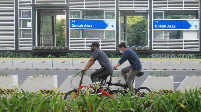 Warga berolahraga di Jalan Jenderal Sudirman, Jakarta, Sabtu (3/7).  [Suara.com/Oke Atmaja]
