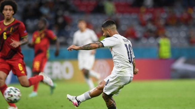 Penyerang Timnas Italia, Lorenzo Insigne mencetak gol dari luar kotak penalti saat menghadapi Belgia dalam laga perempat final Euro 2020 di Allianz Arena, Munich, Sabtu (3/7/2021) dini hari WIB. Christof STACHE / POOL / AFP.