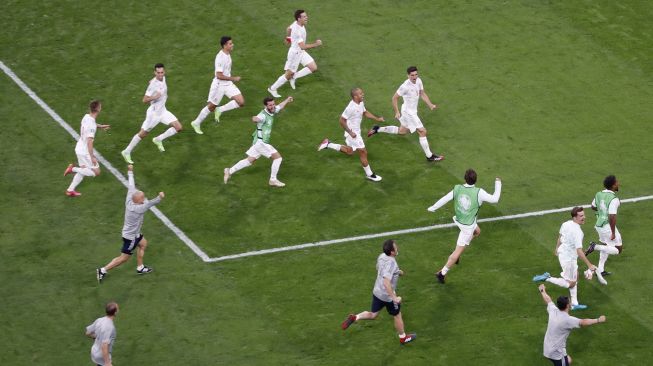 Para pemain Spanyol merayakan kemenangan dalam pertandingan sepak bola perempat final EURO 2020 antara Swiss melawan Spanyol di Stadion Saint Petersburg di Saint Petersburg, Jumat (2/6).  MAXIM SHEMETOV / POOL / AFP