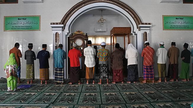 Umat Islam melaksanakan salat dzuhur berjamaah di Masjid Besar Az-Zubair, Mangaran, Situbondo, Jawa Timur, Sabtu (3/7/2021).  ANTARA FOTO/Seno