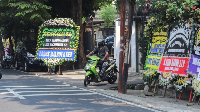 Suasana di depan rumah Rachmawati Soekarnoputri di Jati Padang, Jakarta Selatan, Sabtu (3/7/2021). [Suara.com/Alfian Winanto]