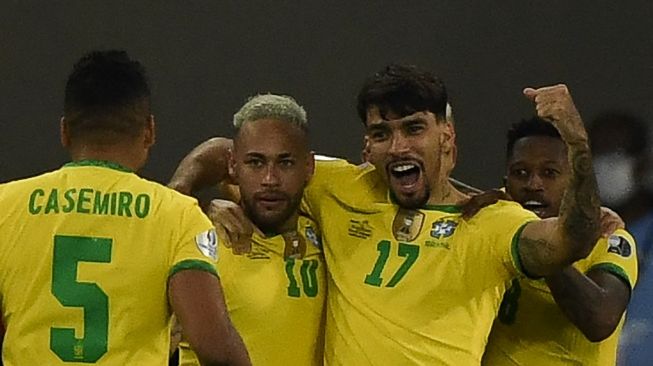 Pemain Brasil Lucas Paqueta (kedua dari kanan) merayakan gol bersama rekan-rekannya dalam laga perempat final Copa America 2021 kontra Chile di Estadio Olimpico Nilton Santos, Rio de Janeiro, Sabtu (3/7/2021) pagi WIB. MAURO PIMENTEL / AFP.