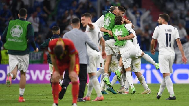 Para pemain Italia merayakan kemenangan setelah pertandingan sepak bola perempat final EURO 2020 antara Belgia melawan Italia di Allianz Arena di Munich, Jerman, Sabtu (3/7) dini hari WIB.  [AFP/Foto]