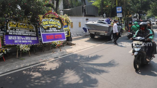 Suasana di depan rumah Rachmawati Soekarnoputri di Jati Padang, Jakarta Selatan, Sabtu (3/7/2021). [Suara.com/Alfian Winanto]