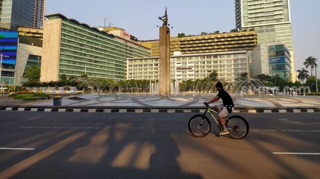 Warga berolahraga di Jalan Jenderal Sudirman, Jakarta, Sabtu (3/7).  [Suara.com/Oke Atmaja]
