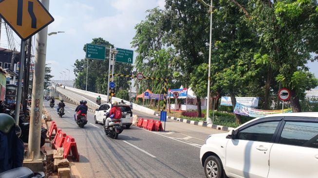 Antisipasi Kemacetan Parah, Petugas Buka Penyekatan di Jalan Raya Lenteng Agung