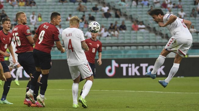 Gelandang Denmark Thomas Delaney (kanan) menyundul bola dan mencetak gol pertama timnya selama pertandingan sepak bola perempat final UEFA EURO 2020 antara Republik Ceko dan Denmark di Stadion Olimpiade, Baku, Azerbaijan, pada (3/7/2021). [OZAN KOSE / POOL / AFP]