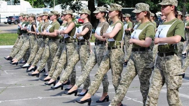 Tentara wanita Ukraina pakai sepatu hak tinggi. (Ukrainian Defence Ministry Press/AFP via Euro News)