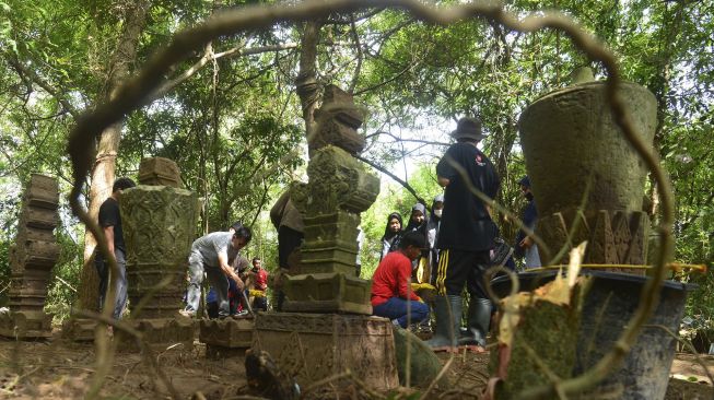 Anggota Masyarakat Peduli Situs Sejarah Aceh (Mapesa) melakukan perawatan dan penataan sejumlah batu nisan peninggalan sejarah masa Kesultanan Aceh Darussalam abad 18 dan 19 di Desa Lambung Kecamatan Meuraxa, Banda Aceh, Aceh, Minggu (4/7/2021). [ANTARA FOTO/Ampelsa]